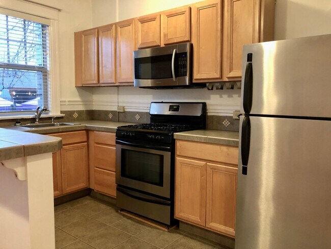 Foto del edificio - Cozy Nob Hill 1bd - Walk Everywhere! Gas Fireplace, Bonus Storage, Most Utilities Included!