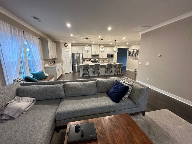 Building Photo - Greenville - Riverstone - Beautiful and Sp...