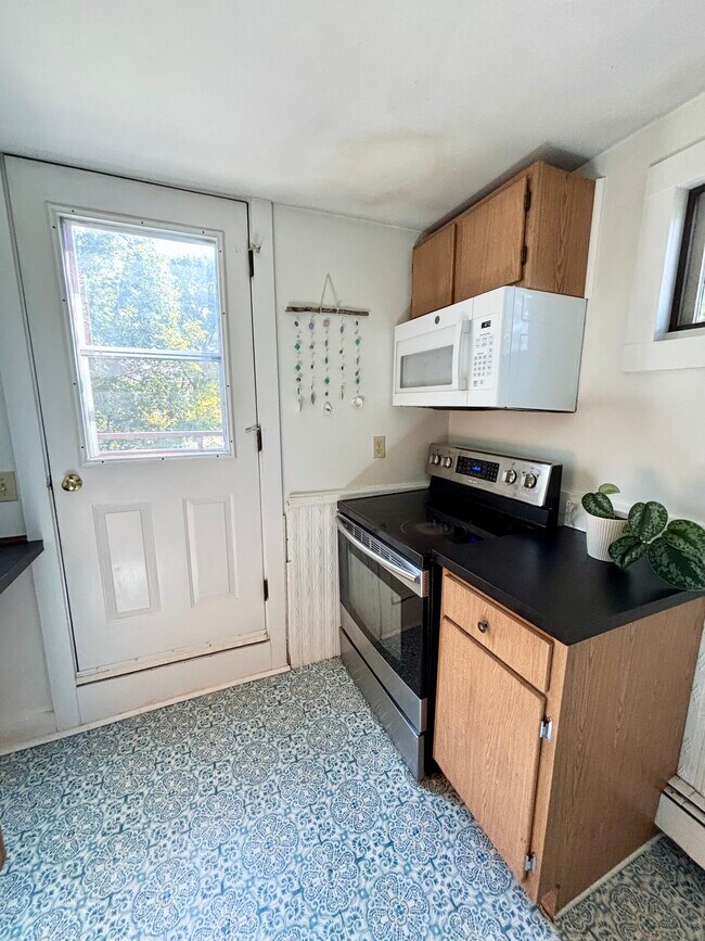 Kitchen-electric stove - 262 Pleasant St