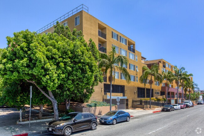 Foto del edificio - Huntington Plaza Senior Apartments | Affordable Apartments 55+