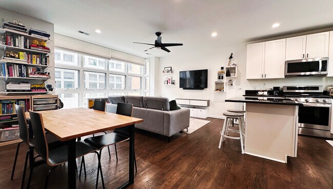 Foto del edificio - 3337 W Irving Park Rd