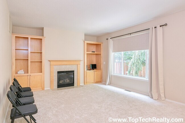 Building Photo - Orenco Gardens Beautiful 2-Level Beauty wi...