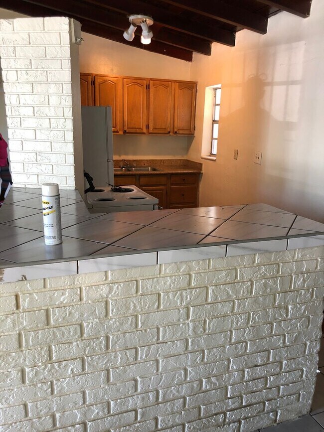 Building Photo - Large 4-2 house with central air and hookups for washer and dryer