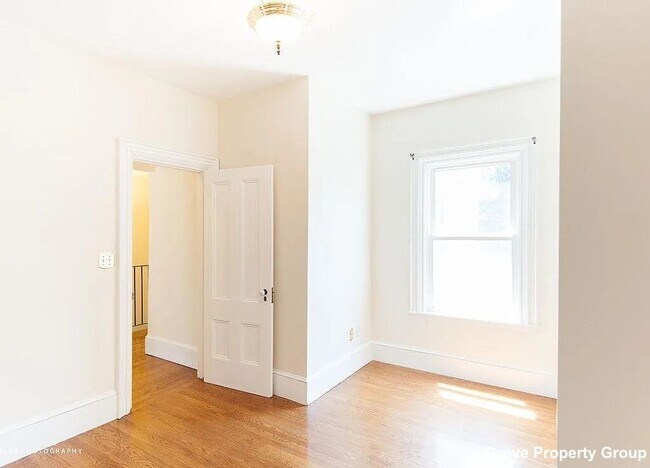 Foto del edificio - 527 E 4th St