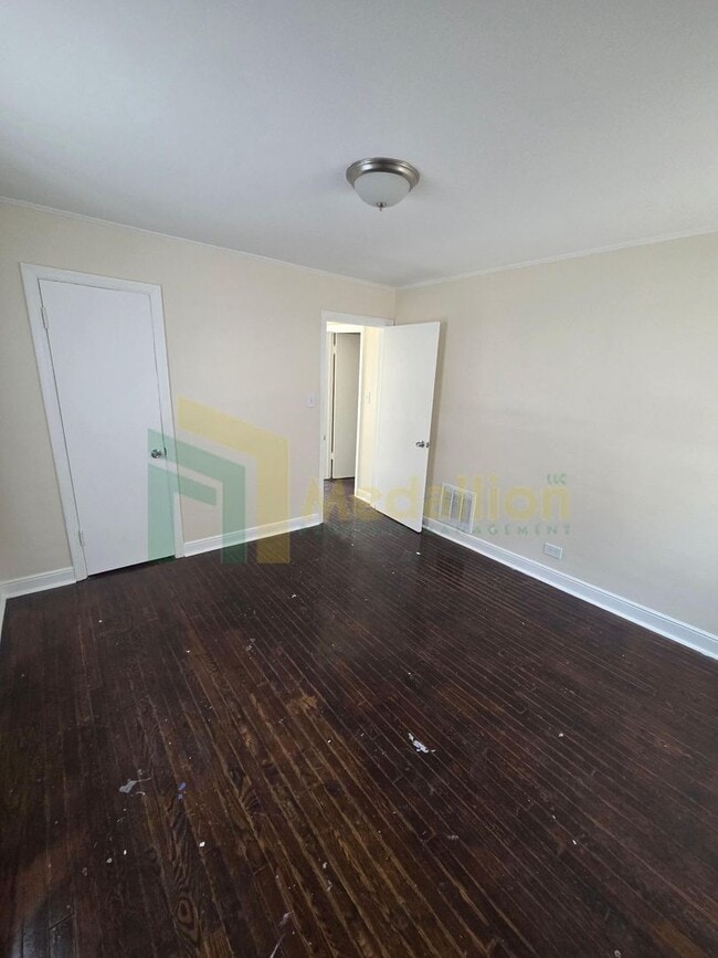 Building Photo - Charming 4BR Home with Spacious Layout, Mo...