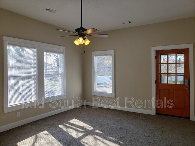 Building Photo - 2209 S Cedar St