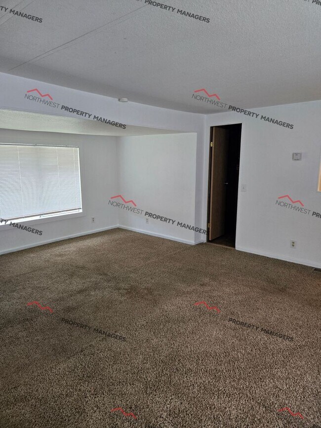 Foto del edificio - STATUS: AVAILABLE | R255G | $1750