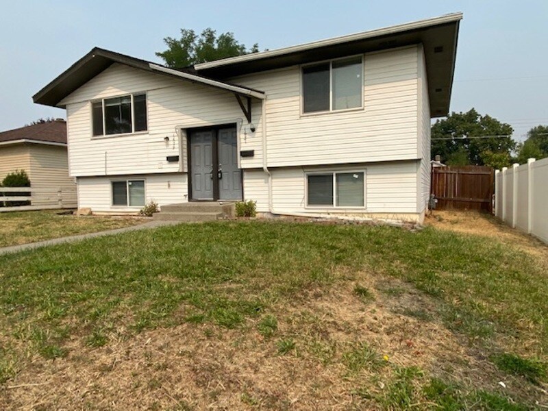 Primary Photo - 1631 E Rowan Ave