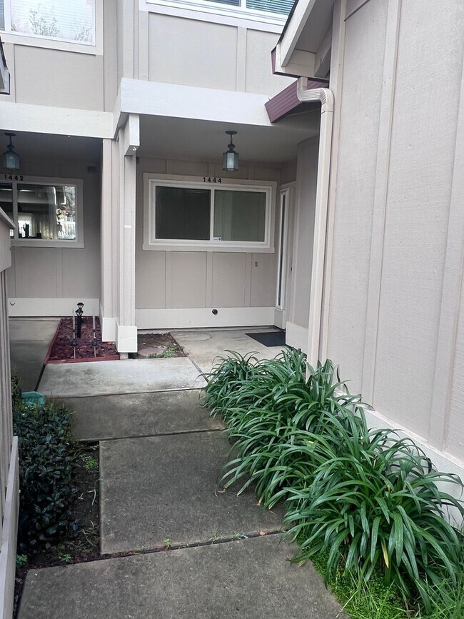 Building Photo - Beautiful Townhome in Merrivale West! Spac...
