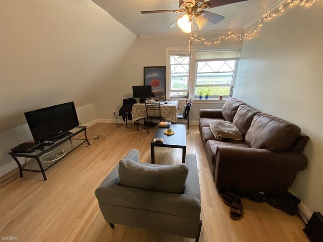Building Photo - 2 br, 1 bath  - 1000 E Ann St Apt 7 #7
