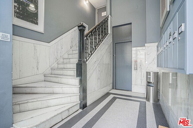Building Photo - 812 S Spring St