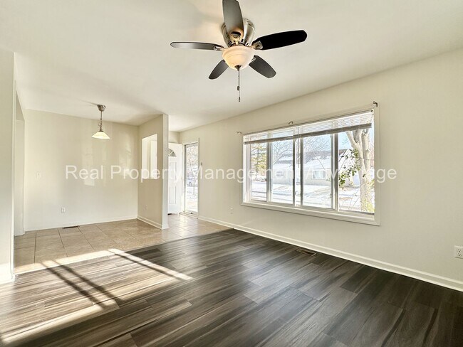 Foto del edificio - Charming 4-Bedroom Home with Spacious Backyard in Oak Park