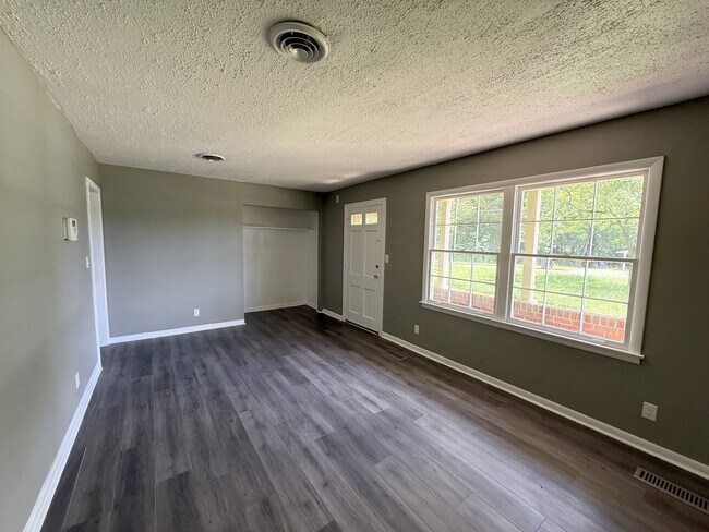 Building Photo - 3015 Shadow Lawn Dr NW