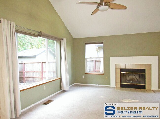 Foto del edificio - Handsomely appointed 4 bd. home near parks, schools, & shopping!