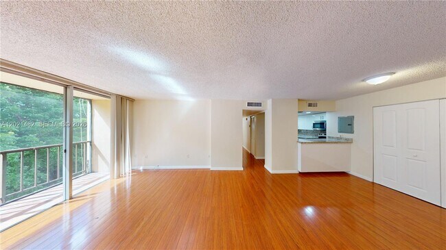 Building Photo - 8860 Fontainebleau Blvd