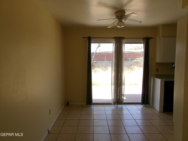 Building Photo - 10037 Oakwood Dr