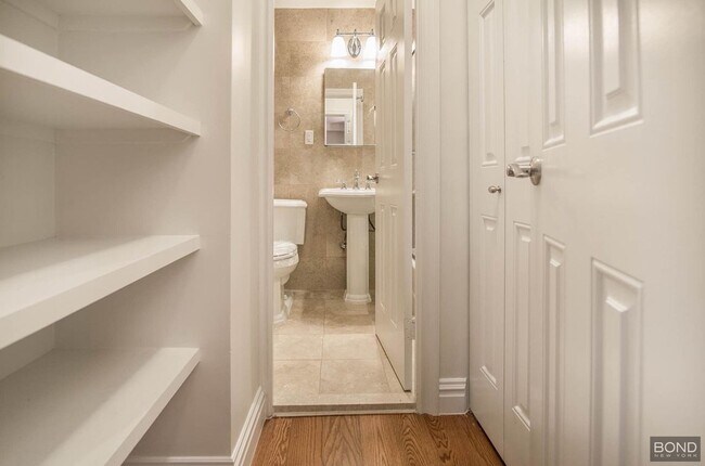 Foto del edificio - 330 W 45th St