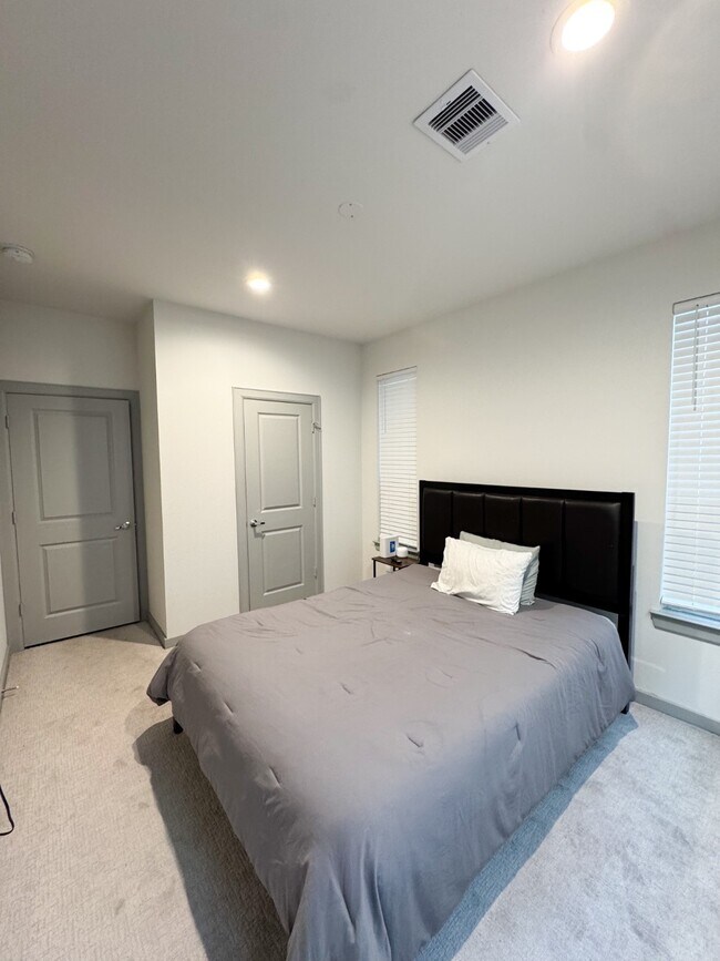 Foto del edificio - 719 Emile St