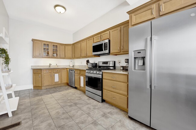 Kitchen - 2110 N Albany Ave