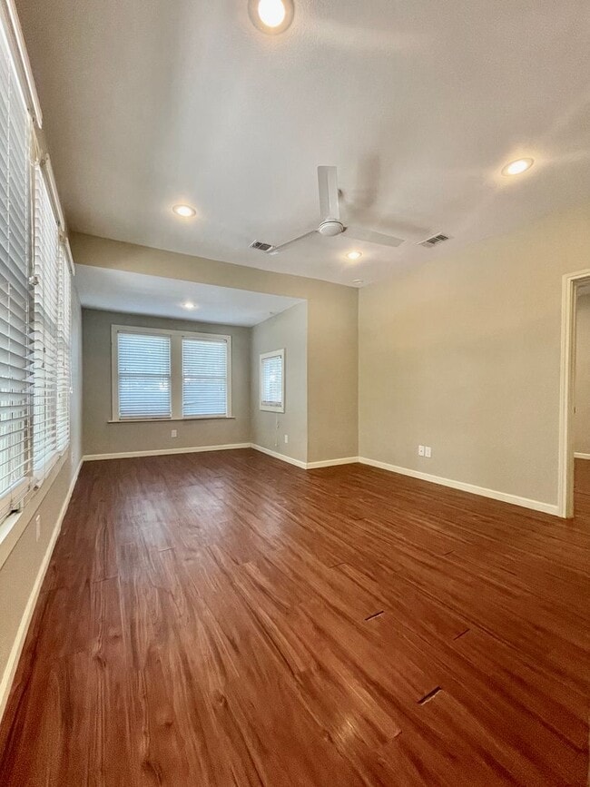 Foto del edificio - 333 W Hutchison St