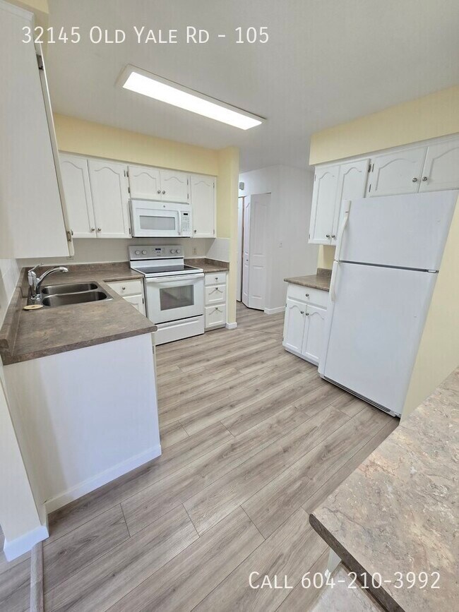 Building Photo - Newly Updated 55+ Unit in Central Abbotsford