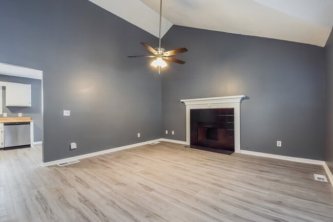 Building Photo - Beautiful 4 Bedroom with Vaulted Ceilings!