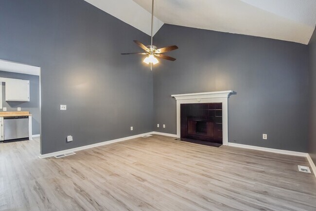 Foto del edificio - Beautiful 4 Bedroom with Vaulted Ceilings!