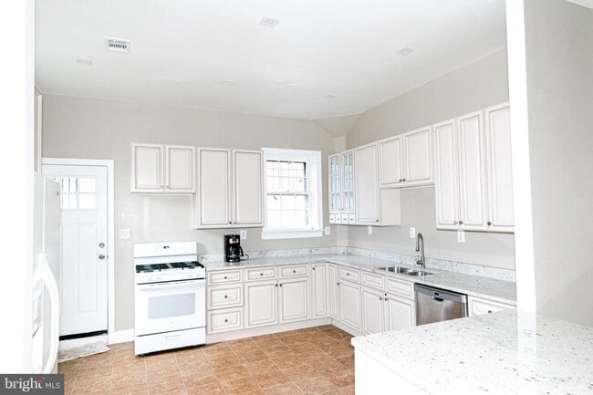 Building Photo - 1112 6th St NW