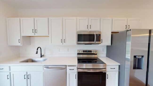 Building Photo - Charming Two Bedroom Townhomes With Flex R...