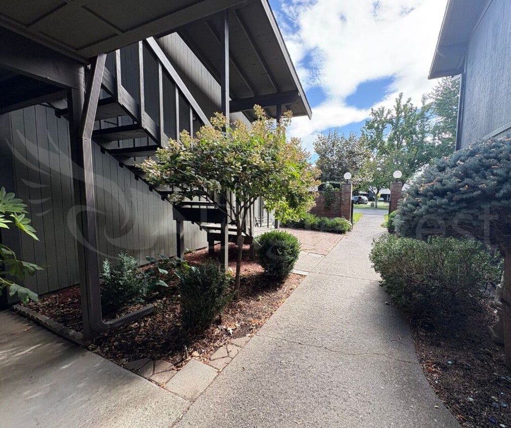 Foto principal - Three Bedroom Townhome Near Country Club G...