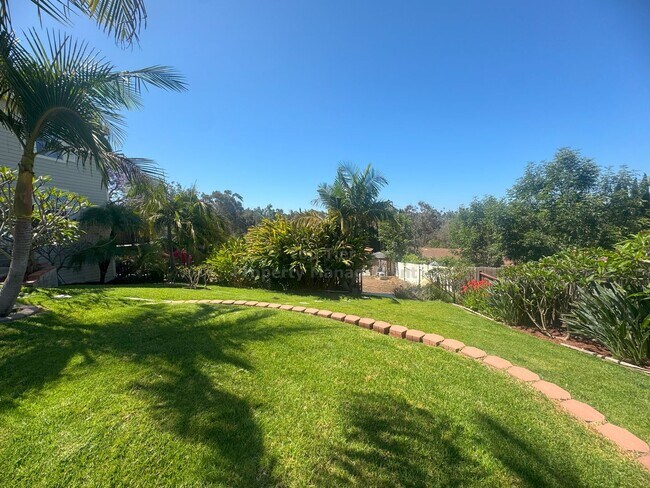 Foto del edificio - Spacious 4-Bedroom Home on Expansive Lot i...