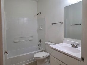 Building Photo - 6102 White Oak Dr
