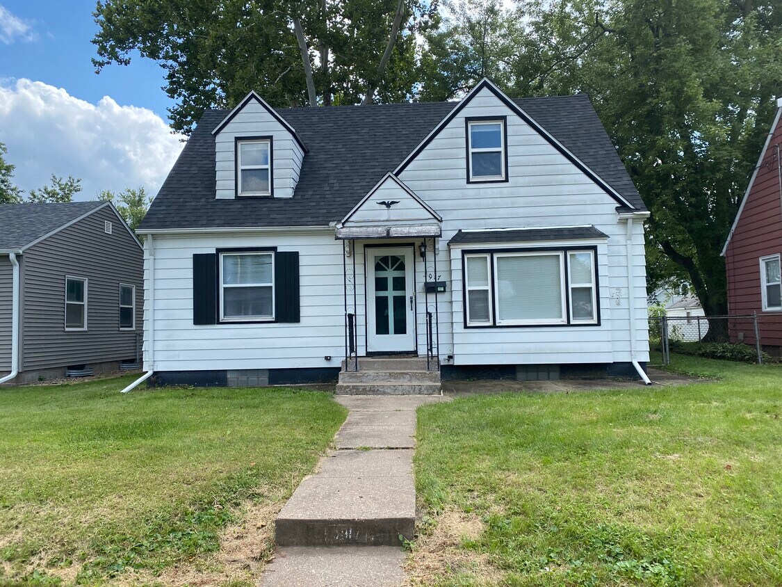 3017 Bellevue Ave, Bettendorf, IA 52722 House Rental in Bettendorf