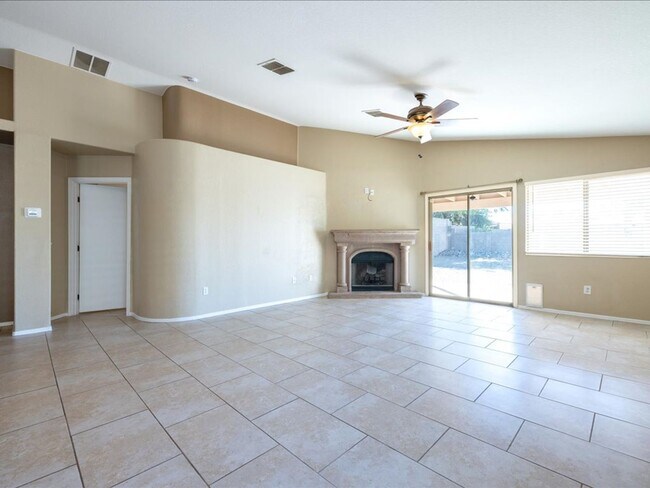 Foto del edificio - 3 Bedroom 2 Bathroom with Den!