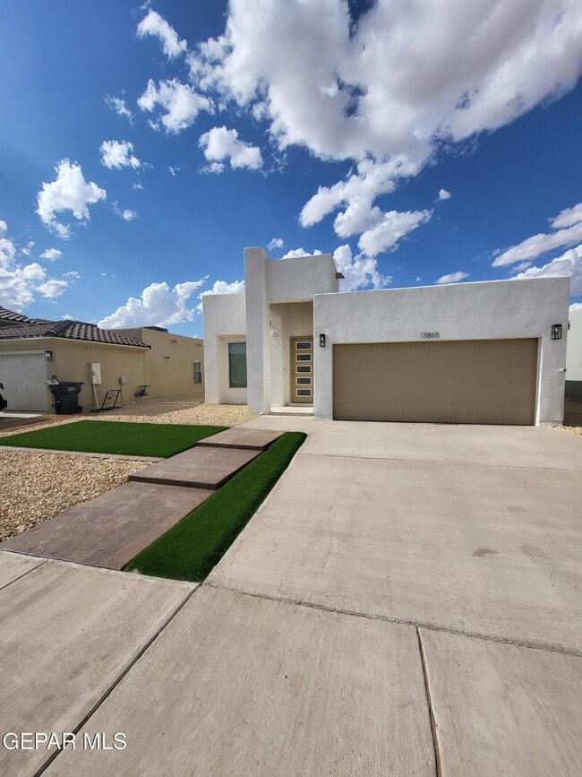 Building Photo - 13865 Lorenz Ave
