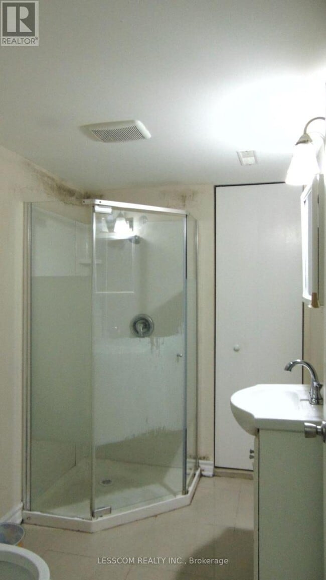 Building Photo - 858 Bethany Crescent