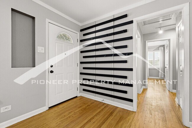 Building Photo - Charming Home with Washer/Dryer and Central AC