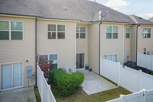 Building Photo - Three Bedroom Home!