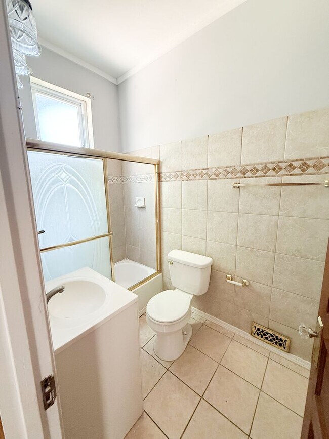 Foto del edificio - 3 Bedroom/1 Bathroom with Fenced-in Backyard!