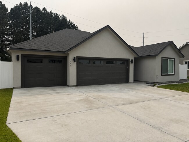 Foto del edificio - Beautiful Three Bedroom in Pasco Near Chiawana High School