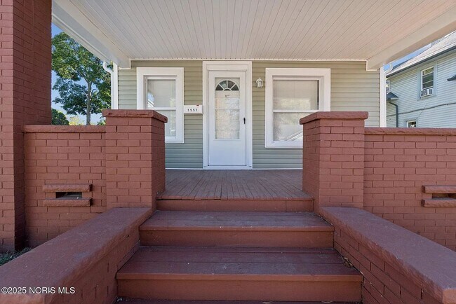 Foto del edificio - 1557 Indiana Ave