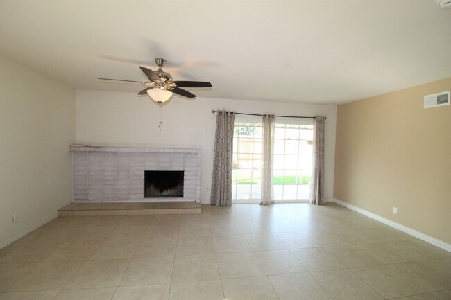 Building Photo - Quaint Oxnard Home with Nice Upgrades