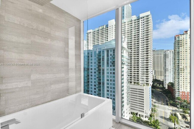 Foto del edificio - 1300 Brickell Bay Dr