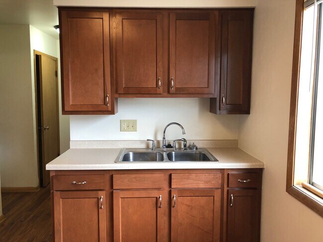 Foto del edificio - Modern, comfortable townhome living just steps from the Fox River and Oshkosh’s lively downtown.