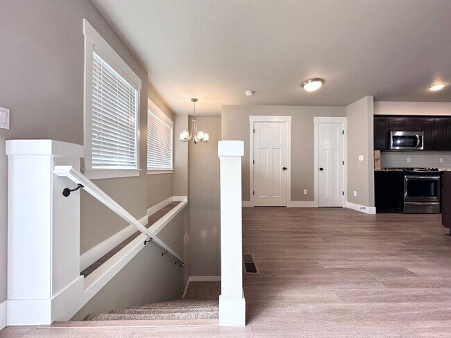 Foto del edificio - LUXURY TOWNHOUSE; 2 CAR GARAGE, BONUS ROOM...