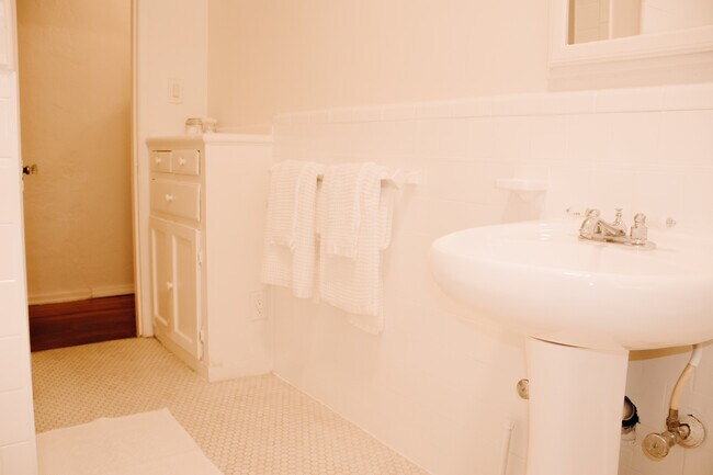 Building Photo - 341 S Gramercy Pl