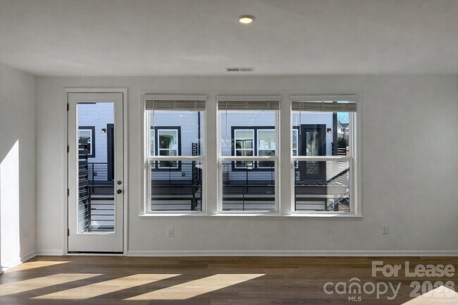 Foto del edificio - 9458 Senator Royall Dr