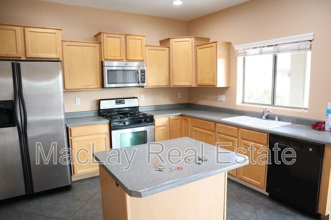 Building Photo - 1009 E Iris Dr