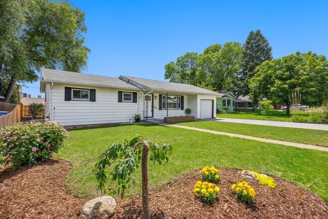 Foto del edificio - Charming Remodeled 3 Bedroom Home in Centr...