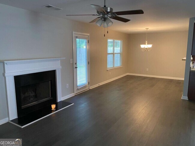 Foto del edificio - 701 Walnut Woods Dr